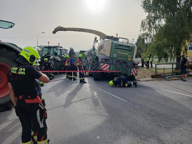 Ein Maishäcksler kam im Ortsgebiet von Oberthern von der Fahrbahn ab. | Foto: BFKDO Hollabrunn