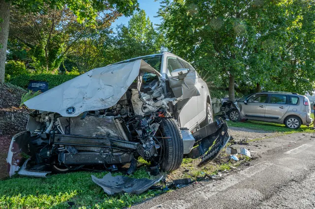 An den beiden Fahrzeugen entstand erheblicher Sachschaden. Drei Personen erlitten Verletzungen unbestimmten Grades.  | Foto: Team Fotokerschi