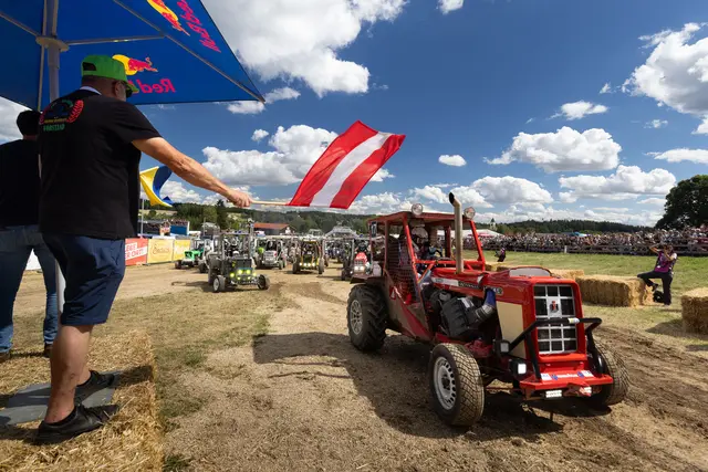 24 Stunden, 103 Teams und unzählige Runden: Beim Traktorrennen in Reingers waren Ausdauer und Technik gefragt.
 | Foto: TOC Reingers