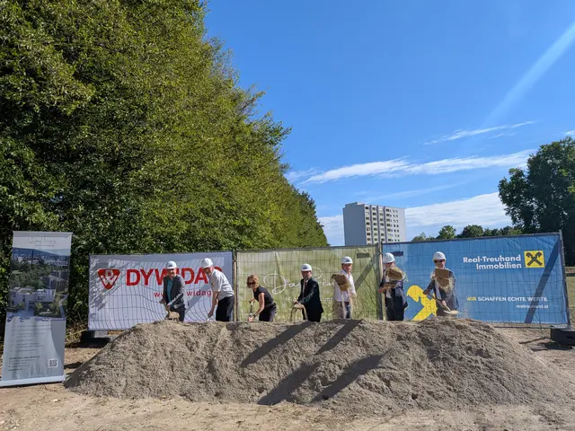V.l.n.r.: Karl-Heinz Daurer (Real-Treuhand Immobilien), Architekt Mathias Haas, Architektin Sandra Haas, Andreas Harich (Real-Treuhand Immobilien), Michael Hartl-Scheschi (Real-Treuhand Immobilien), Dywidag-Geschäftsführer Gerald Höninger, Dywidag-Bereichsleiter Klaus Fellner. | Foto: Real-Treuhand Immobilien