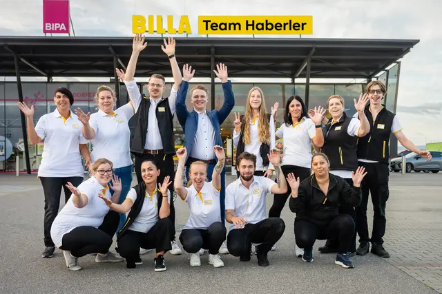 Das BILLA Team Haberler besteht aus 23 Mitarbeiter:innen und steht den Kund:innen beim Einkauf beratend zur Seite. | Foto: BILLA AG / Christian Dusek