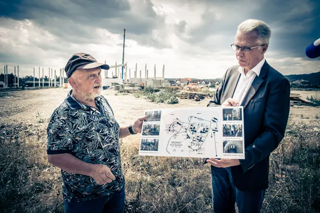 Josef Pumberger und Erich Strobl beim ehemaligen NS-Zwangslager "Am Weinberg". | Foto: Husar, C. / Lokalinitiative NS-Zwangsarbeit Leobersdorf