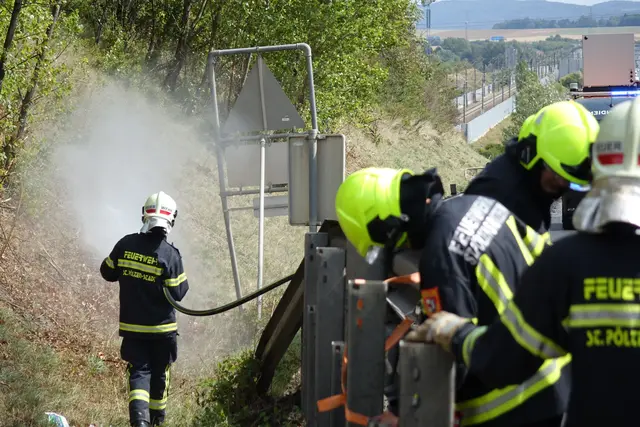 Rauch und Flammen an der Westautobahn: Die Einsatzkräfte konnten den Böschungsbrand bei St. Pölten rasch unter Kontrolle bringen.
 | Foto: DOKU-NÖ