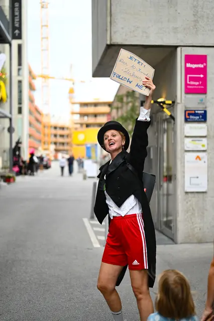 Von der Favoritenstraße über das Sonnwendviertel und den Böhmischen Prater bis zur Brotfabrik, dem Wasserturm bis hinauf zum Volkspark Laaerberg. Konzerte, Performances und Lesungen bis zu Ausstellungen, Workshops und Diskursformaten sind für alle frei zugänglich. | Foto: Jana Mack