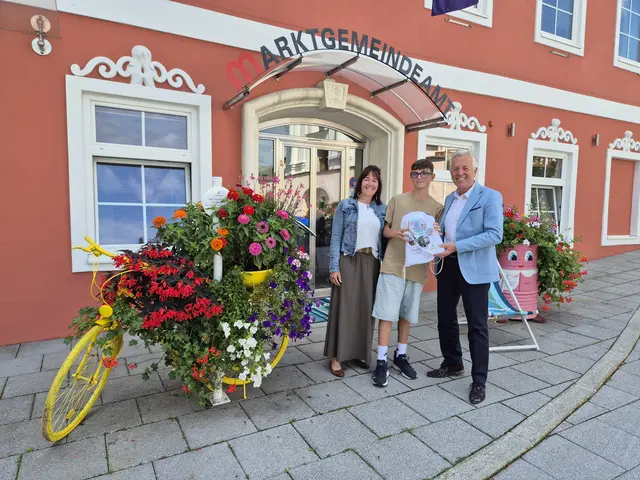 Sebastian Reiner erhielt ein Moosburg-Präsent | Foto: Marktgemeinde Moosburg