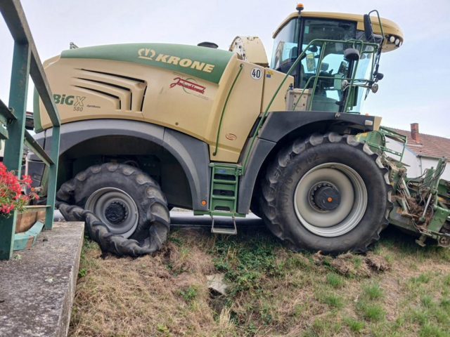 Mithilfe von Seilwinden wurde der Maishäcksler aus dem Graben gezogen. | Foto: BFKDO Hollabrunn