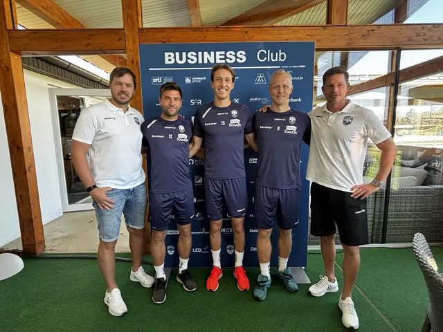 Sportdirektor Thomas Gebauer, Lukas Deinhofer, Philipp Offenthaler, David Peham und Cheftrainer Andreas Gahleitner. | Foto: Dietl-Schuller