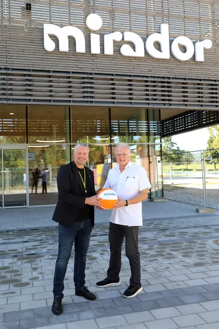 Bürgermeister Peter Molnar und Bürgermeister a.D. Reinhard Resch eröffnen das neue Kremser Sport- und Freizeitbad Mirador. | Foto: Stadt Krems