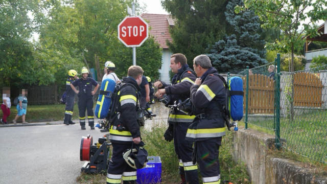 Mit Atemschutz ging ein Feuerwehrtrupp in den stark verrauchten Keller vor und konnte den Brand unter Kontrolle bringen. | Foto: DOKU-NÖ