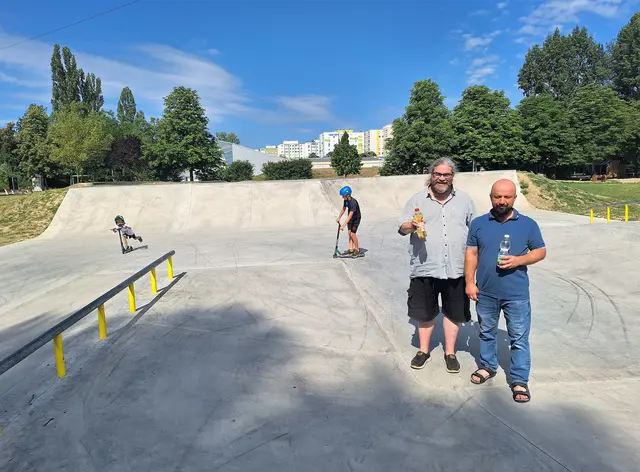 v.li.n.re.: Die Gemeinderäte Klaus Bergmaier &amp; Kemal Yayla verteilen kühle Getränke am Schwarzen Platz, hier im Bild am neuen Skaterpark. | Foto: SPÖ Mitterau-Weinzierl