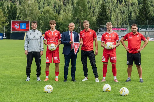 Gemeinsam in die Zukunft (v.l.): Kampfmannschafts-Trainer Jens Scheuer, Nachwuchstalent Matteo Mair, Sparkassen-Vorstand Mario Kometer, SC Imst-Obmann Manuel Westreicher, Spieler Thomas Kofler und SC Imst-Vorstand Christopher Staggl. | Foto: Sparkasse Imst