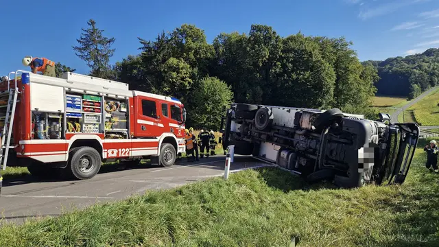 Der Lkw kam auf der Seite zum Liegen. Der Fahrer wurde dabei unbestimmten Grades verletzt. | Foto: FF. St. Stefan i. R.