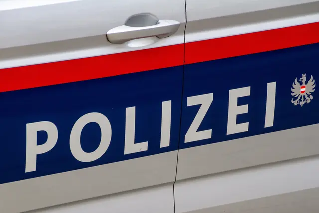 Alkoholisierte Frau attackiert Polizisten in Döbling, Beamter verletzt. (Symbolbild) | Foto: tadzo/Smarterpix