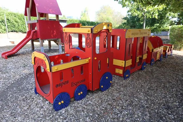 Alles einsteigen: Im Kindergarten Käferkreuzgasse geht es mit dem neuen Zug ins große Gartenabenteuer.
 | Foto: Stadt Klosterneuburg/Lutz