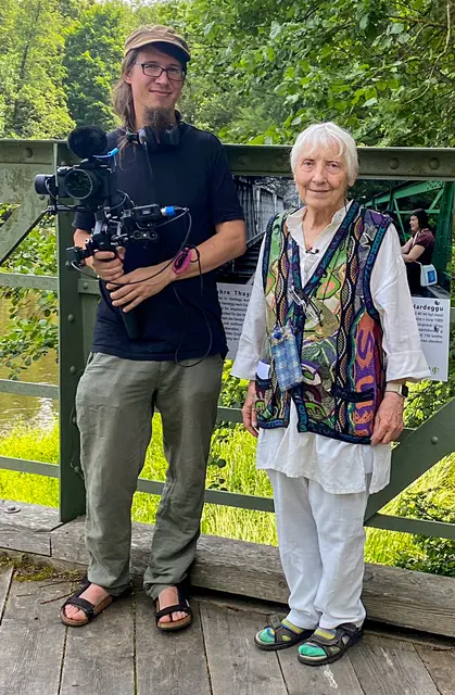 Christian Pfabigan und die Malerin und Grafikerin Rosi Grieder-Bednarik bei den  Dreharbeiten zum Film auf der Grenzbrücke in Hardegg | Foto: Pfabigan