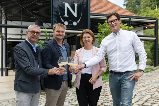 LK OÖ Präsident Franz Waldenberger, Oö. Weinbaupräsident Leo Gmeiner, Agrar-Landesrätin Michaela Langer-Weninger und Winzer Karl Velechovsky (v. l. n. r.). | Foto: Land OÖ/Margot Haag