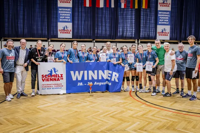 Der Bezirksvorsteher von Rudolfsheim-Fünfhaus, Dietmar Baurecht (2. von links) neben Turnierorganisator Christoph Zeiml war am Finaltag in der Wiener Stadthalle B begeistert vom Handball-Nachwuchs. Ganz rechts: WAT Fünfhaus-Obmann Bernhard Huber neben Turnier-Gründer Ernst Stangl.  | Foto: WAT Fünfhaus/Roman Stoiber