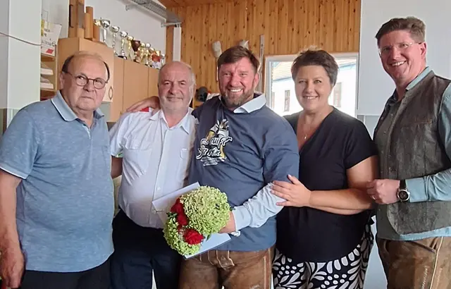 Altbürgermeister Franz Seewald, Altenmarkts Ortschef Josef Balber, Geburtstagskind Gerhard Lechner, Bürgermeisterin Natascha Partl und Bezirkshauptmann Christian Pehofer. | Foto: Franz Seewald