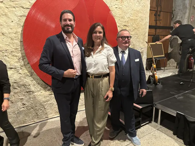 Clemens Unterreiner mit Sonja Szolnai-Kasztler und Werner Trenker. | Foto: Schauer