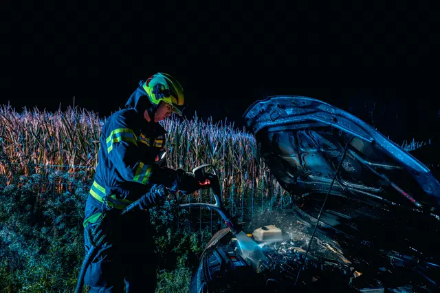 Die Ursache für den Fahrzeugbrand konnte vor Ort nicht ermittelt werden. | Foto: Team Fotokerschi