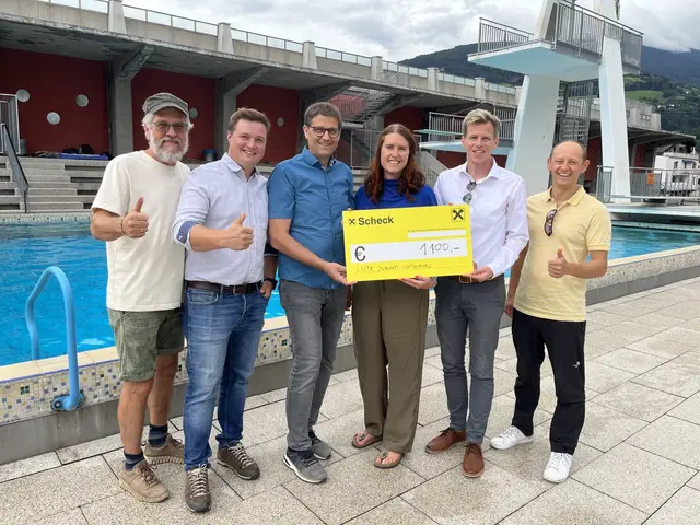 Spendenübergabe an Bgm Schmied: v.l.: Reinhard Wiedner, David Steinlechner, Thomas Wopfner, Patricia Erler, Lukas Schmied, Martin Erler
 | Foto: Foto: Privat