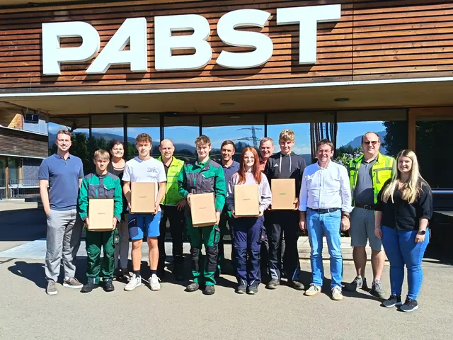 Die fünf neuen Pabst-Lehrlinge Benjamin Potocnik, Julian Pabst, Daniel Koini, Katharina Leitner und Matthias Schweiger wurden herzlich begrüßt.