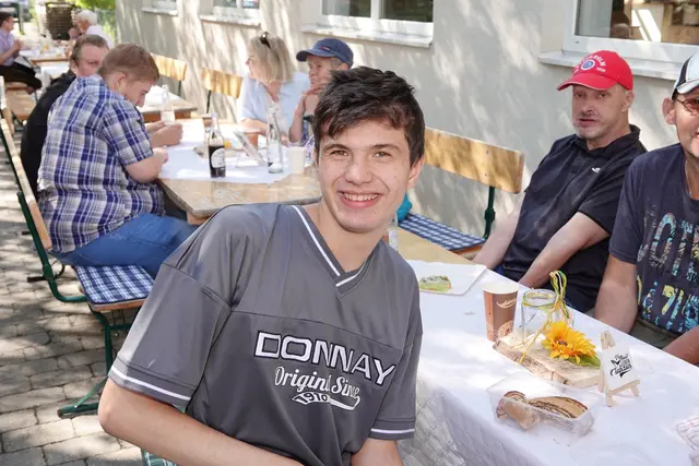 Das Geburtstagskind wurde beim Jubiläumsfest mit einem Ständchen überrascht.
