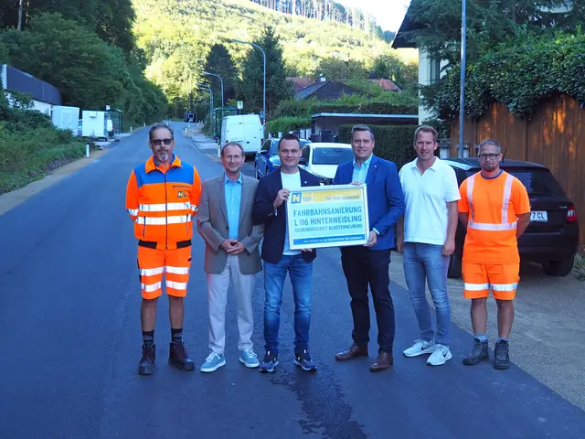 v.l.n.r.: Bernhard Baumüller (Strm. Tulln), DI Ronald Keiblinger (Leiter-Stv. NÖ Straßenbauabteilung Tulln), LAbg. Andreas Bors (i.V. von LH-Stellvertreter Udo Landbauer), LAbg. Bürgermeister Christoph Kaufmann (Stadt Klosterneuburg), Michael Bamberger (Leiter der Strm. Tulln), Dominic Kühhas (Strm. Tulln). | Foto: Land NÖ
