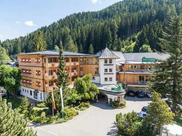 Seit 1642 verbindet der Trattlerhof echten Kärntner Gutshof-Charme mit modernen Urlaubsmomenten. Dank großem SPA- und Wellnessbereich, herzlicher Gastgeber und der Natur von Bad Kleinkirchheim direkt vor der Tür fühlt sich Urlaub hier richtig GUT an. | Foto: Gert Perauer