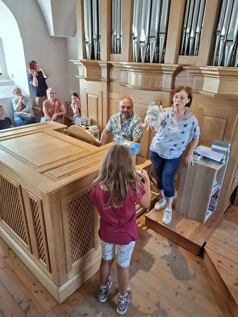 An der Orgel Engelbert Herz, Anna Czech mit "Orgelmaus" | Foto: Andreas Scheikl