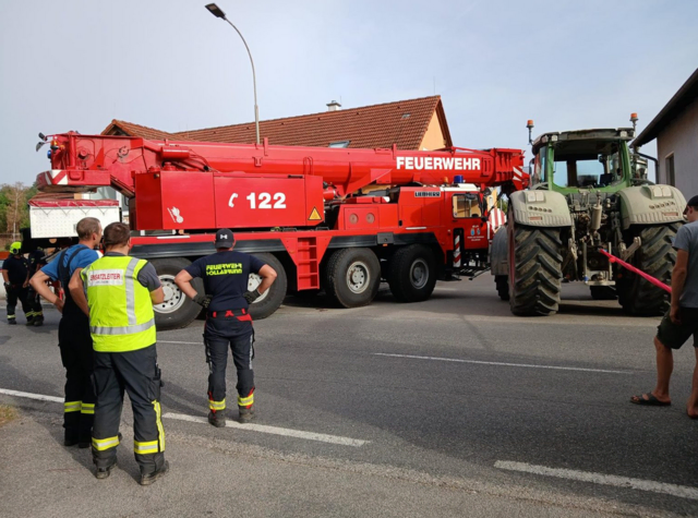 Die FF Hollabrunn unterstützte die Bergungsarbeiten mit Spezialfahrzeugen. | Foto: BFKDO Hollabrunn