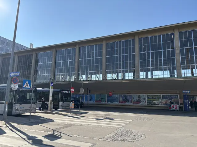 Ein Großeinsatz der Polizei aufgrund einer Messerattacke läuft am Donnerstagmorgen beim Westbahnhof. (Symbolfoto) | Foto: Andreas Pölzl/MeinBezirk Wien