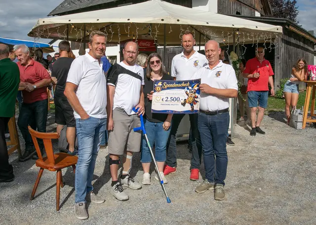 Die Faschingsgilde Bad St. Leonhard überreichte der Familie Münzer einen Spendenscheck über 2.500 Euro. | Foto: Faschingsgilde Bad St. Leonhard 