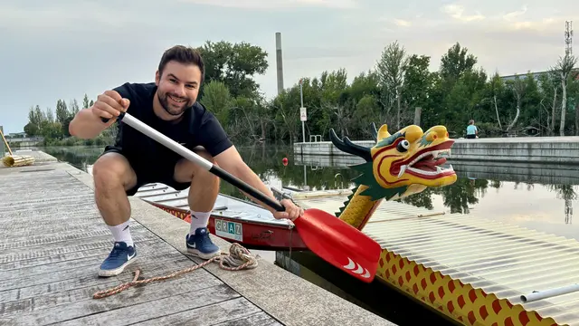 Redakteur Markus Kropac nahm es im "Ausprobiert" mit dem Drachenboot auf.  | Foto: MeinBezirk/Anna Kerec