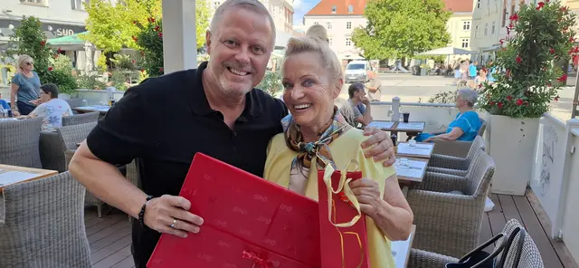 Rainer Spenger gratulierte der Gina Zarski zum 70. Geburtstag. | Foto: SP WRN