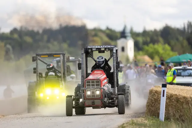 Wenn der Traktor zum Rennfahrzeug wird: In Reingers kämpften die Teams 24 Stunden lang um jede Runde.
 | Foto: TOC Reingers