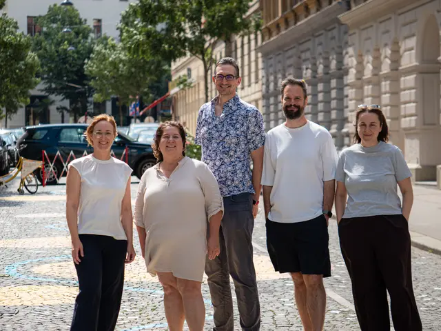 Bezirksvorsteherin Lea Halbwidl traf sich mit Ulrike Kaufmann von der Volksschule, Christian Waldhofer und Martin Niegl vom Elternverein und Sabrina Halkic von der Lokalen Agenda 21 (v.l.) in Sachen autofreier Schulvorplatz in der Phorusgasse. | Foto: Alex Hauff
