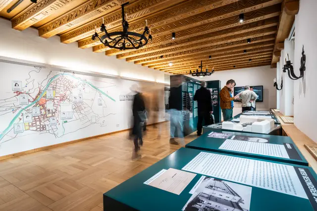 Das Tiroler Landhaus in Innsbruck beteiligt sich auch heuer an der „ORF-Langen Nacht der Museen“ und öffnet am Samstag, 3. Oktober, von 18 bis 24 Uhr seine Türen für interessierte Besucherinnen und Besucher. Neben Führungen und einem Kinderprogramm steht insbesondere die Ausstellung über Leokadia Justman im Mittelpunkt des Abends. | Foto: Land Tirol/Christanell