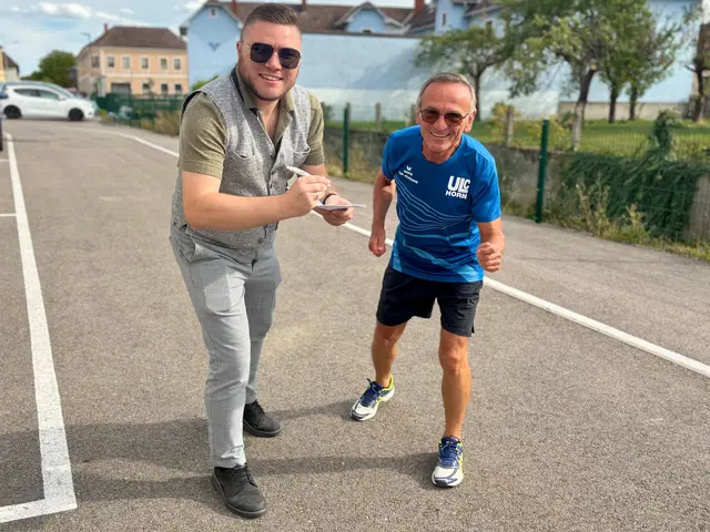 Für das "Thema der Woche" auf einer Laufrunde: MeinBezirk-Redakteur Markus Kahrer mit Franz Eidher. | Foto: Markus Kahrer