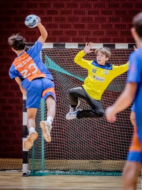 Was für tolle Leistungen des Handball-Nachwuchses beim Internationalen Schmelz-Turnier. Das Finale der Burschen U 14 war hochklassig, im Bild in Blau-Orange ein Angreifer von MRK Metalac aus Kroatien gegen den Tormann von Union Handball Wienerwald.  | Foto: WAT Fünfhaus/Roman Stoiber 