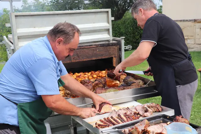 Beim Fest der ÖVP Thal wird Kistenfleisch aufgetischt. | Foto: Edith Ertl