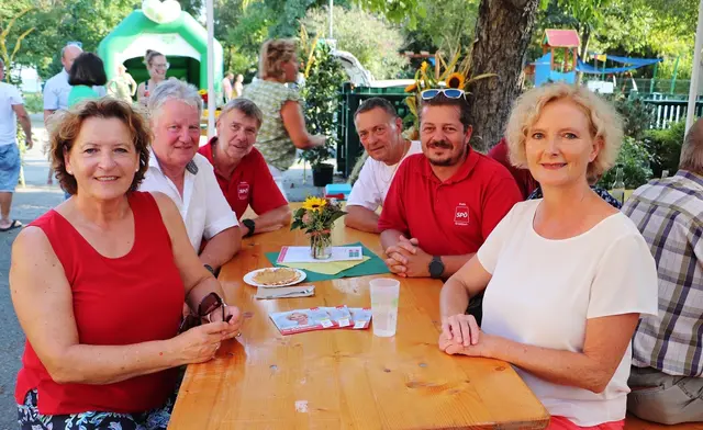 Ein Zufallsbild in rot-weiß-rot beim letzten Stadlfest: Ursula Lackner (li), Karl Mayrhold, Werner Müller, Siegfried Gangl, Udo Hebesberger und Karin Greiner beim Stadlfest in Raaba-Grambach von Edith Ertl | Foto: Edith Ertl