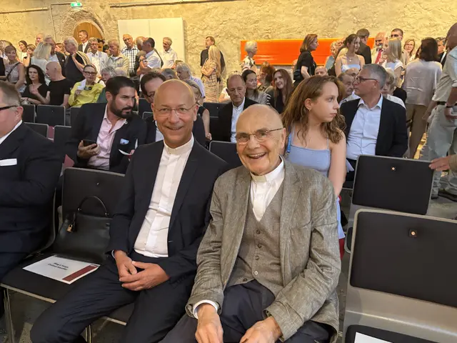 Stephans-Dompfarrer Toni Faber (li) folgte der Einladung. | Foto: Schauer