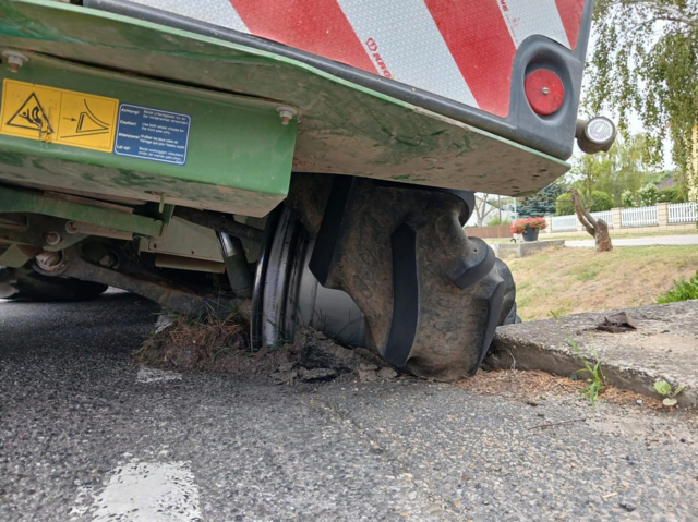 Die Einsatzkräfte sicherten die Unfallstelle und sperrten die L27. | Foto: BFKDO Hollabrunn