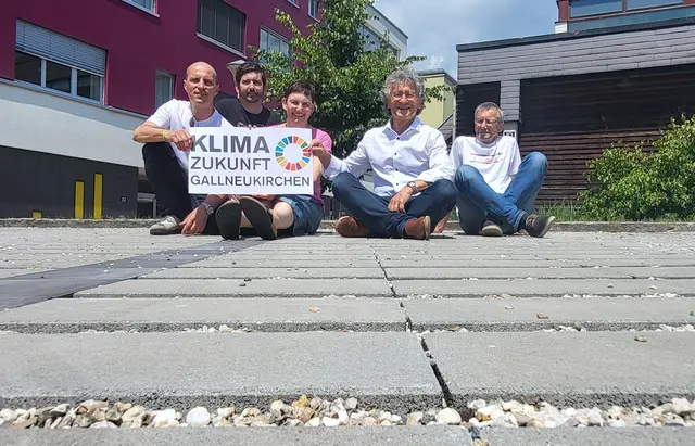 Entsiegelte Fläche in Gallneukirchen. Von links: Bernhard Berger (Obmann Ausschuss Klima und Umwelt), Roman Pötscher (Mitglied Ausschuss Umwelt), Nadja Kletzmair (Stadträtin), Sepp Wall-Strasser (Bürgermeister), Martin Reiter (ehemaliger Abteilungsleiter Bau und Infrastruktur). | Foto: Gemeinde