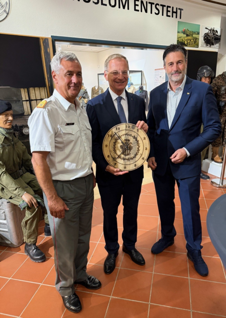 V.l. Brigadier Dieter Muhr, Militärkommandant von Oberösterreich, Landeshauptmann Thomas Stelzer (ÖVP) und Bernhard Mayrbäurl, Vorstandsmitglied des Museums. | Foto: Museum Wehrgeschichte OÖ
