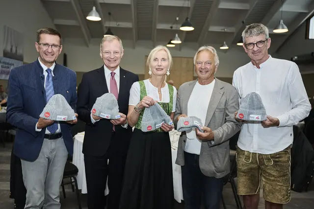 Gemeinsam wurden auch die besonderen Weltcup-Hauben präsentiert. | Foto: Land OÖ/Peter Mayr