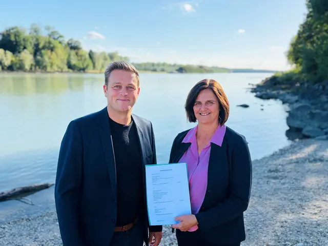 Landesrat Stefan Kaineder übergab den Fördervertrag für den Hochwasserschutz in Ottensheim an Bürgermeisterin Maria Hagenauer. | Foto: Land OÖ/Simon Seher