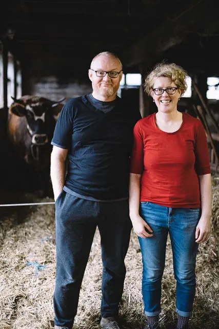 In der Bio-Holfmolkerei von Waltraud und Walter Froihofer in Fischbach wird vieles mit der Hand produziert.  | Foto: Froihof