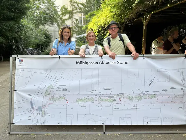 Bezirksvorsteherin Lea Halbwidl (M.), Sabine Oppolzer von der Bürger-und Bürgerinneninitiative (l.) und ein Anrainer der Mühlgasse tauschten sich über die Umgestaltungspläne aus. | Foto: BV Wieden